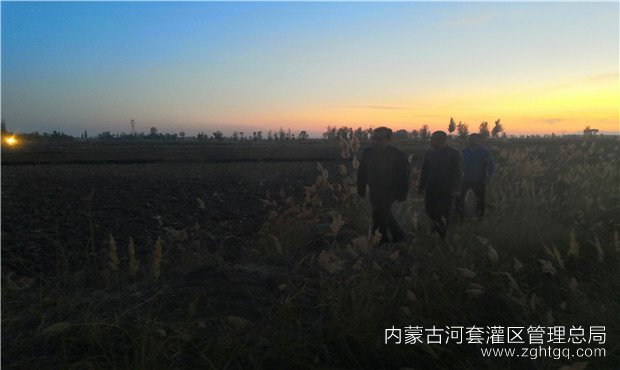 天黑了，所支部一班人还在村里查看了解情况.jpg
