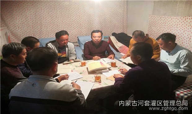 白天在渠道闸坝和田间地头奔波，黑夜组织管理段学习讨论.jpg
