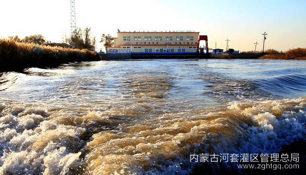 秋水滔滔向东流.jpg