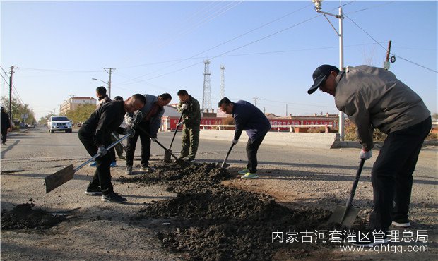 拉来三合料补路.jpg