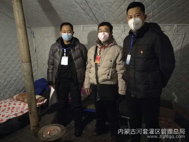 带队领导夏如良看望工贸楼小区防控点工作人员李学军、赵旭伟.jpg