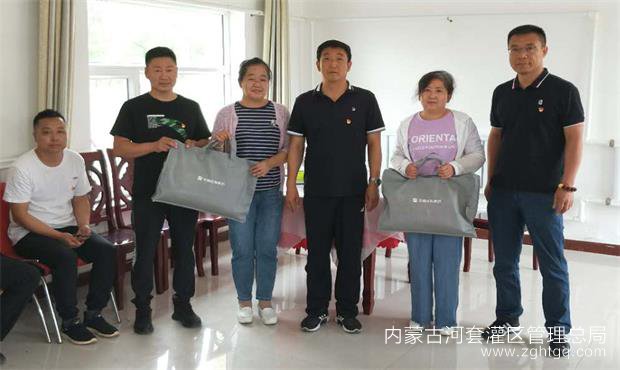 4赠纪念品.jpg