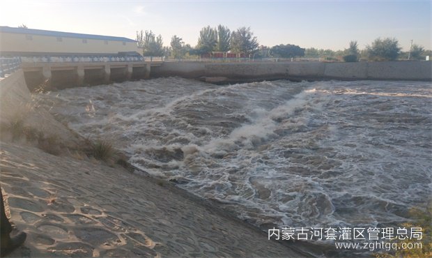 秋浇灌溉.jpg