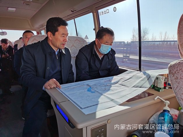 常志刚书记介绍乌梁素海生态修复补水专用通道工程情况.jpg