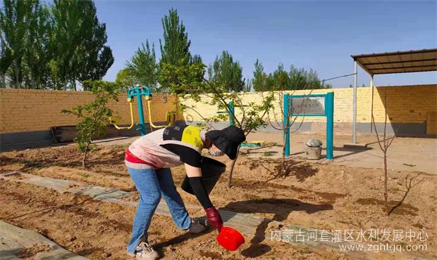 2 弘扬优良传统1 四所一段职工浇地.jpg