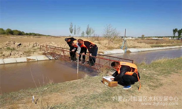 3 为群众办实事2  开展测量量水.jpg