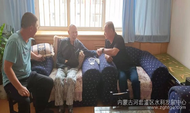 七一慰问老党员.jpg