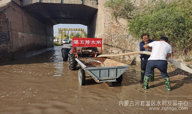 五所雨后为低洼道路抽水.jpg