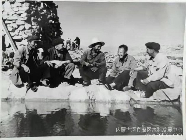 工作中的王维周（右二）。.jpg