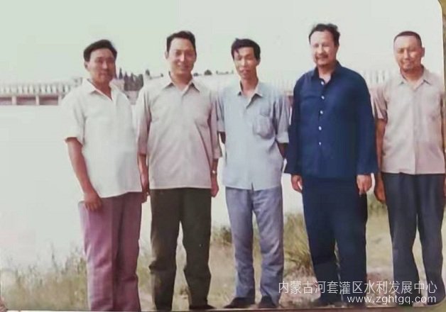 工作中的王维周（右二）.jpg