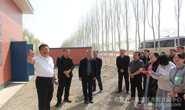 黄委节约用水中心张会敏主任、市水利局张寰局长、杭锦后旗李龙副旗长一行在解放闸分中心赵主任等人陪同下深入杨家河灌域调研和平片区引黄滴灌高效节水灌溉工程。_副本.jpg