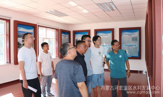 王治国站长（前排左三）参观沙壕渠试验站展览室.jpg