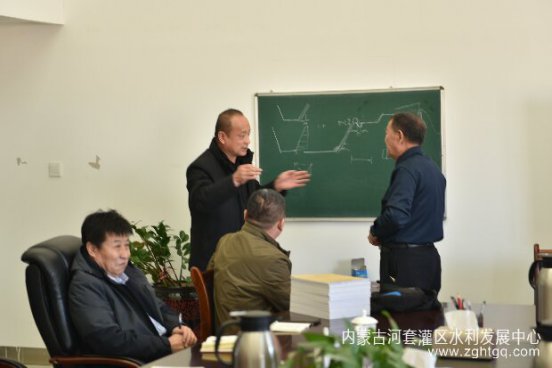 排水分中心邀请原河灌总局科技处处长刘惠忠讲授雨淋坑、塌坡防治办法
