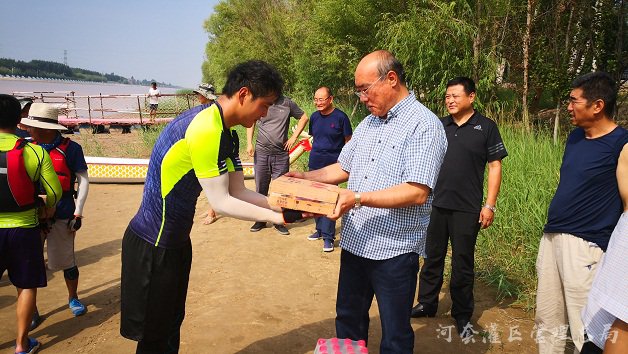 河灌总局党委副书记赵远、郭瑛一行看望慰问龙舟赛队员