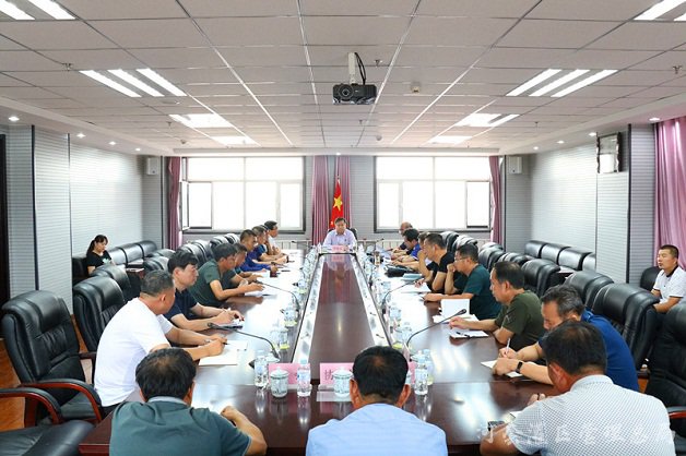 河灌总局局长李根东深入解放闸灌域进行秋浇工作调研