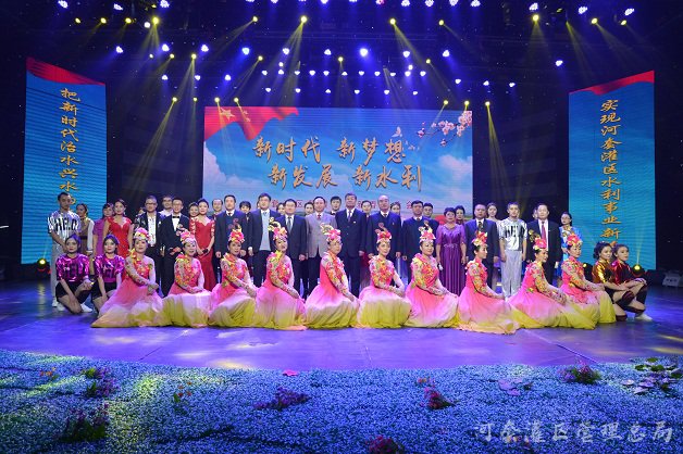 不忘初心 牢记使命 砥砺奋进 开拓创新