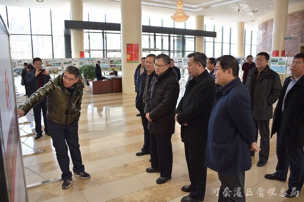 市委常委、纪委书记、监委主任樊阔深入河灌总局调研并观看纪念总干渠开挖60周年图片展