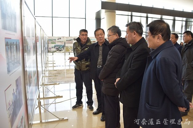 市委常委、纪委书记、监委主任樊阔深入河灌总局调研并观看纪念总干渠开挖60周年图片展