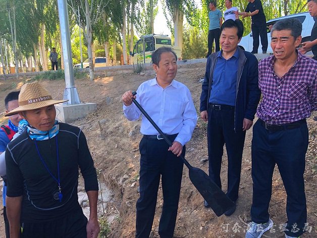 河灌总局党委书记郭玉根一行看望慰问“河神”龙舟队队员