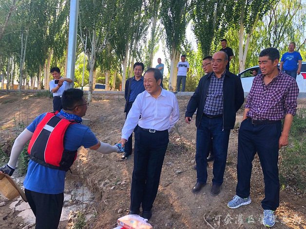 河灌总局党委书记郭玉根一行看望慰问“河神”龙舟队队员
