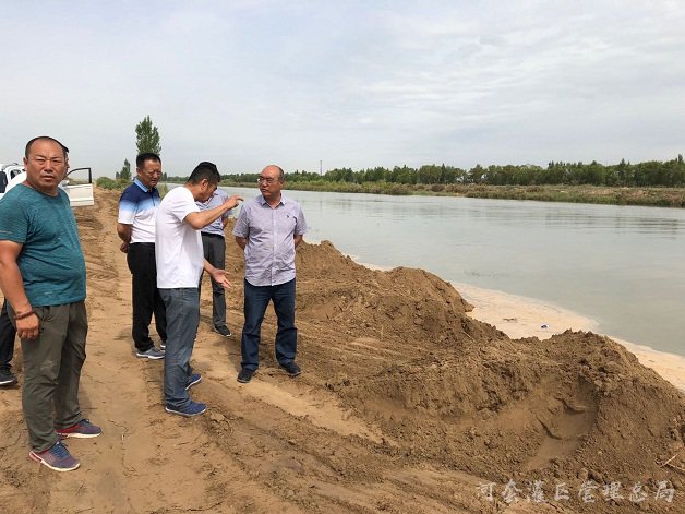 河灌总局副局长郭瑛一行深入到总干渠四闸下抢险一线慰问水利干部职工